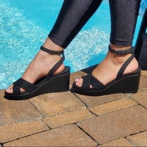 Women’s crocs Leigh Sandal Wedge size 8 black